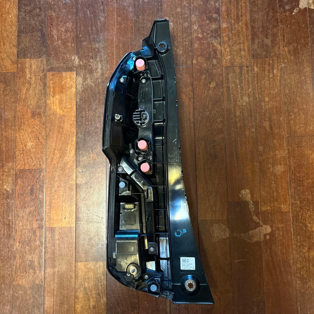 ホンダNBOXカスタムテールランプ 右側