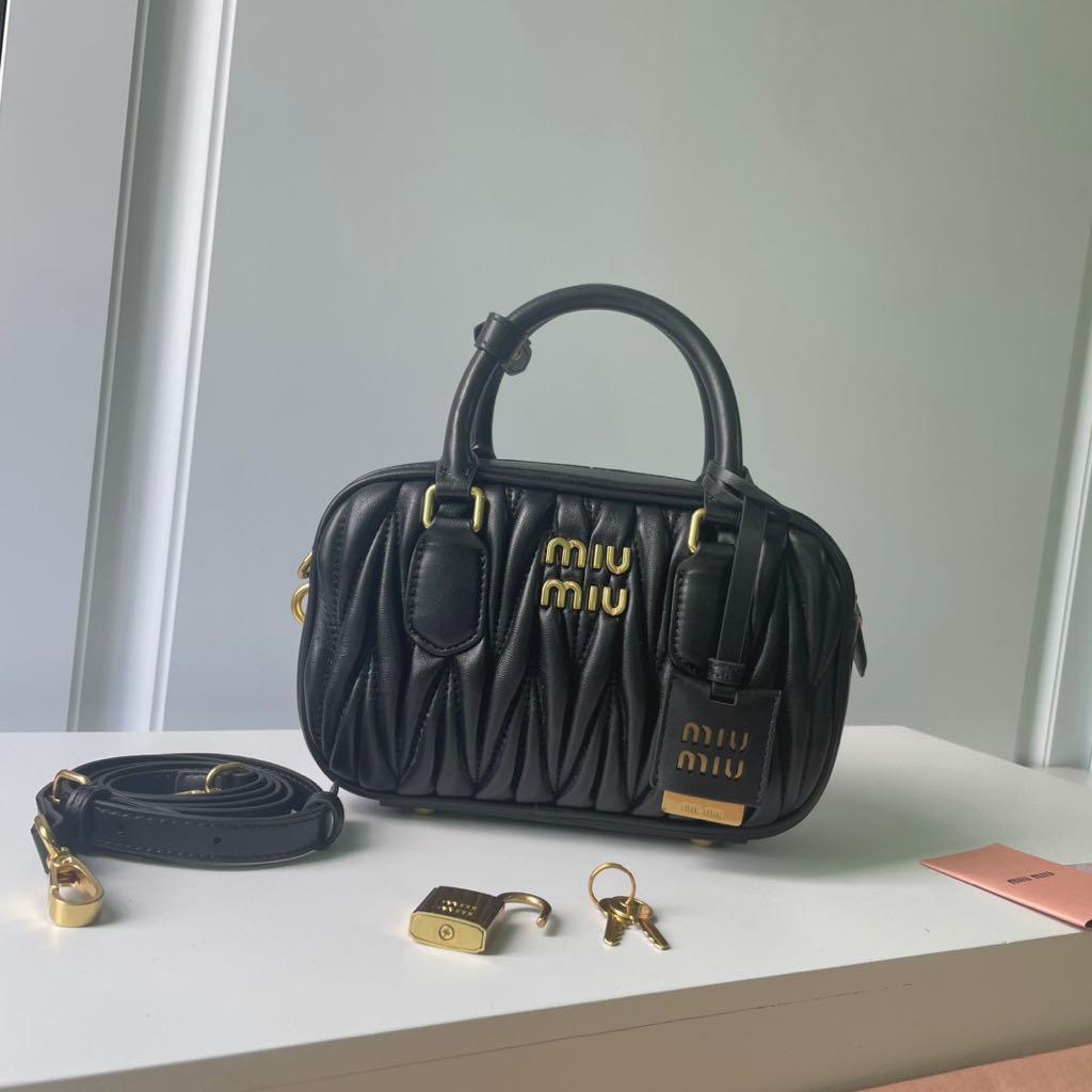 miu miu 黒 レザー 2ウェィショルダーバッグ